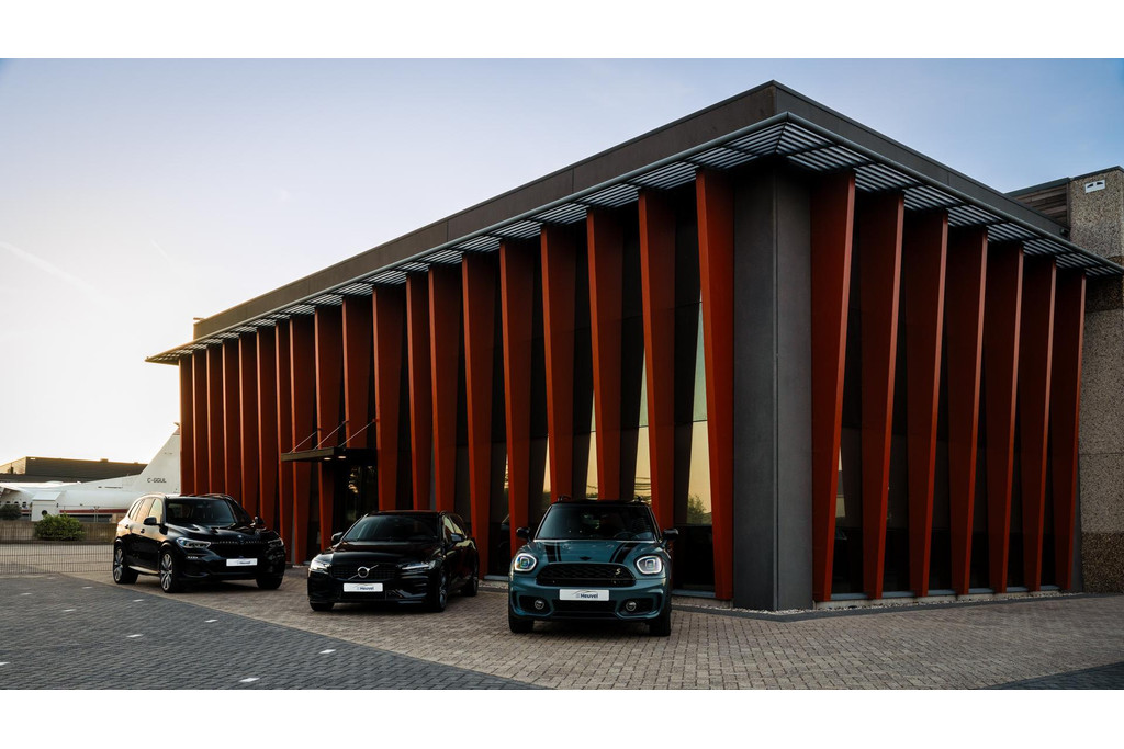 Volvo XC60 T6 Recharge AWD R-Design | Longe Range | Stoelverwarming | Trekhaak | 360° Camera | HUD | Panoramadak | H/K | Keyless | Glossy B 53590883-1.jpg | Van den Heuvel Auto's B.V.